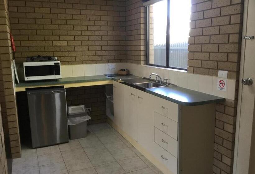 דירת שני חדרים, Sunrise Motel