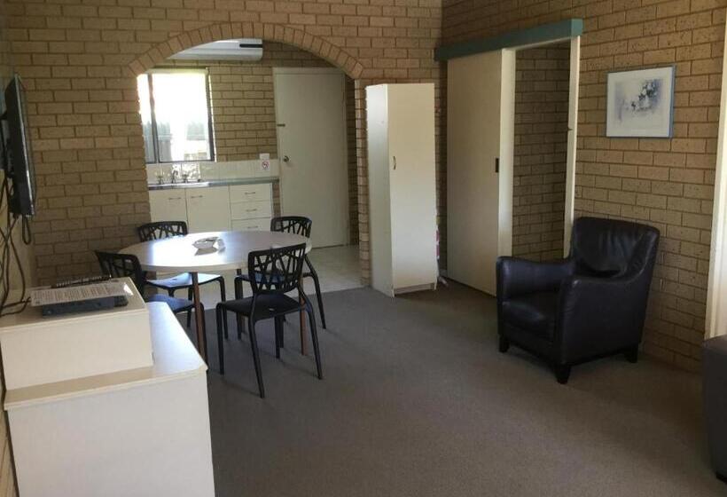 דירת שני חדרים, Sunrise Motel