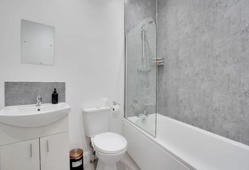 ファミリールーム, Homesly Guest Rooms, Comfortable En Suite Guest Rooms With Free Parking And Self Check In