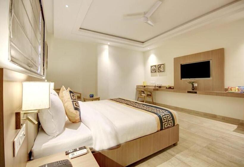 اتاق ساده سه‌ نفره, Royal Marina Near Igi Airport Delhi