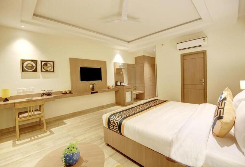 اتاق ساده سه‌ نفره, Royal Marina Near Igi Airport Delhi