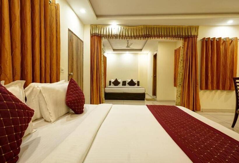 اتاق ساده سه‌ نفره, Royal Marina Near Igi Airport Delhi