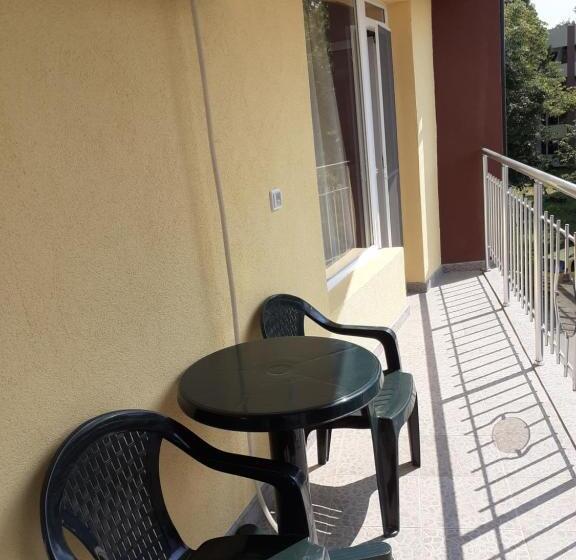 חדר סטנדרט עם מרפסת, Guest House Kostovi