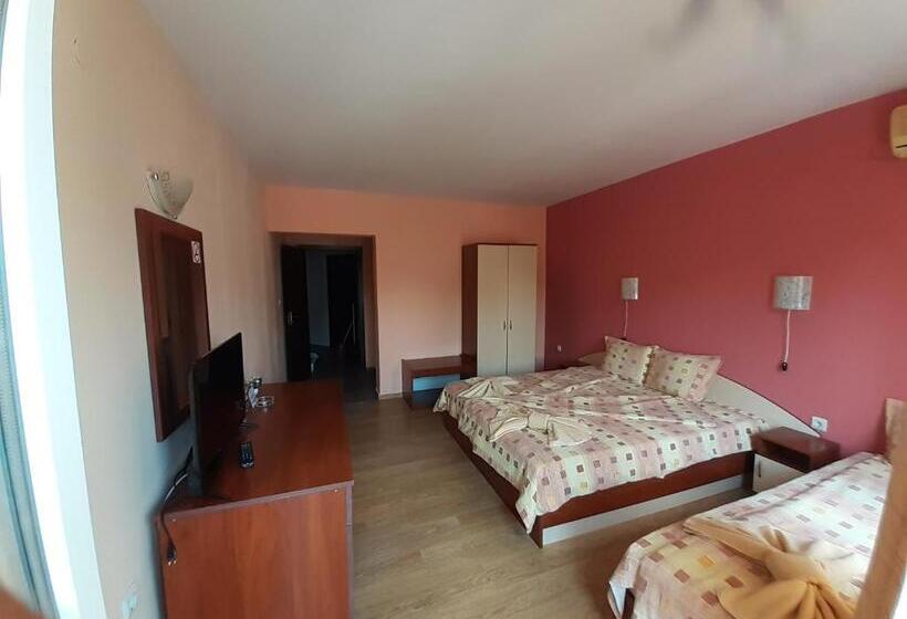 חדר סטנדרט לשלושה עם מרפסת, Guest House Kostovi