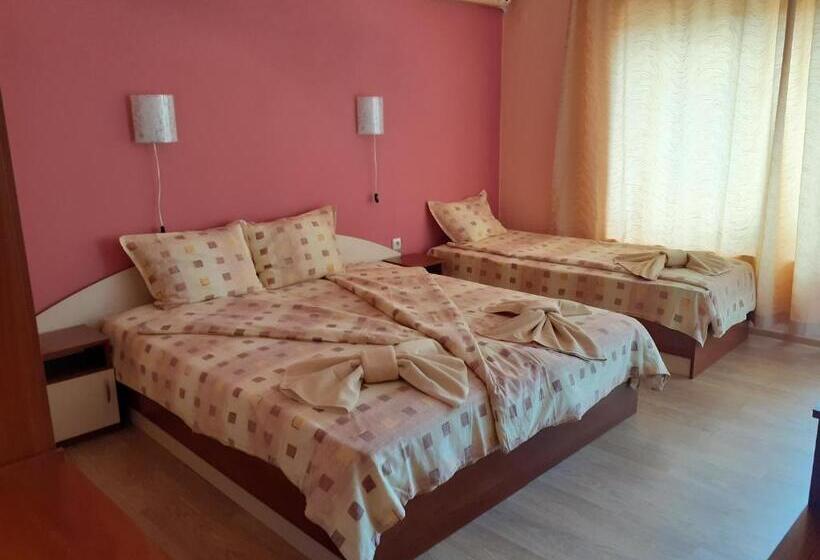 חדר סטנדרט לשלושה עם מרפסת, Guest House Kostovi