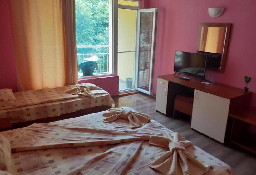 חדר סטנדרט לשלושה עם מרפסת, Guest House Kostovi