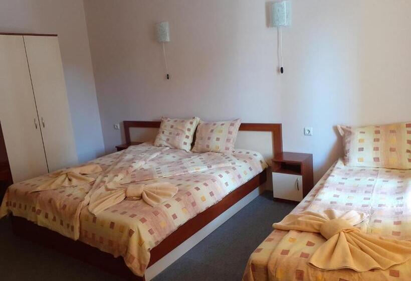 חדר סטנדרט לשלושה עם מרפסת, Guest House Kostovi