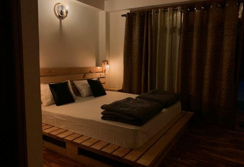 キングサイズベッドのスーペリアルーム, Roamate Hostel, Old Manali