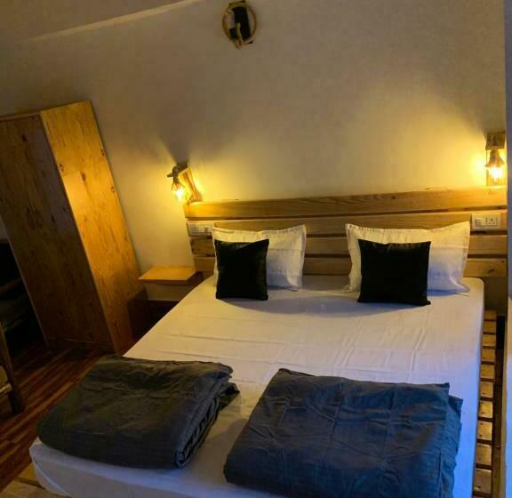 キングサイズベッドのスーペリアルーム, Roamate Hostel, Old Manali