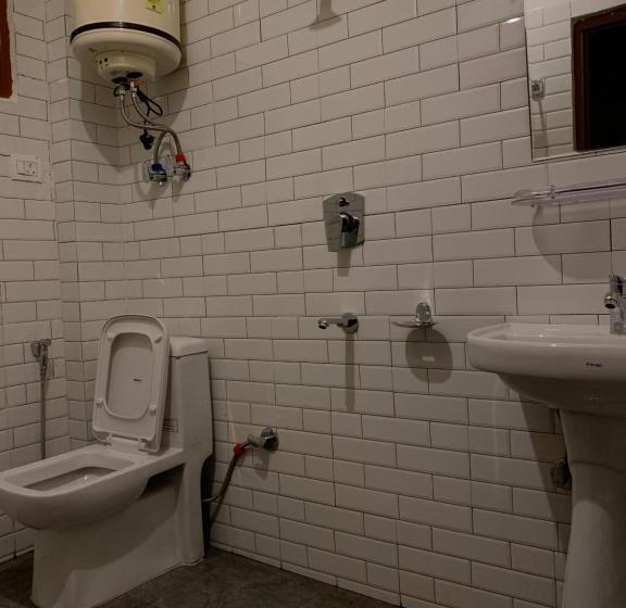山の見えるスーペリアルーム, Roamate Hostel, Old Manali