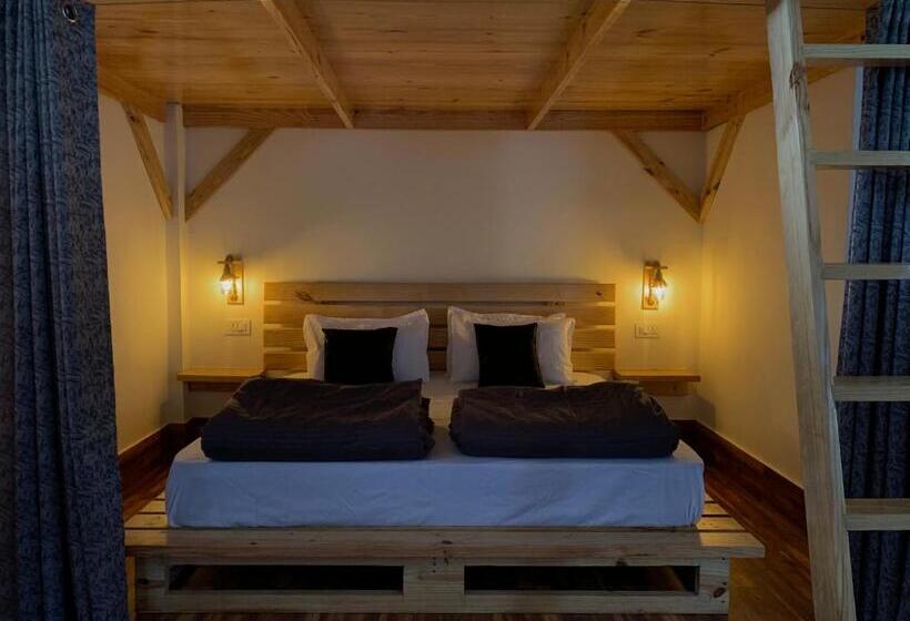 山の見えるスーペリアルーム, Roamate Hostel, Old Manali