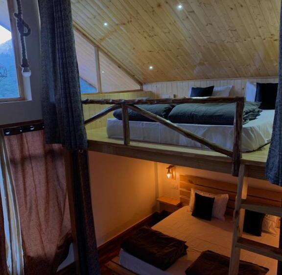 山の見えるスーペリアルーム, Roamate Hostel, Old Manali