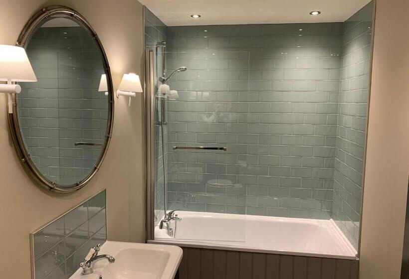 디럭스 룸 킹사이즈 침대, The Forresters Arms Kilburn