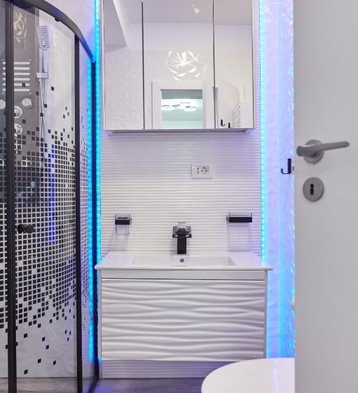 海の見える１ベッドルームアパートメント, Buildings