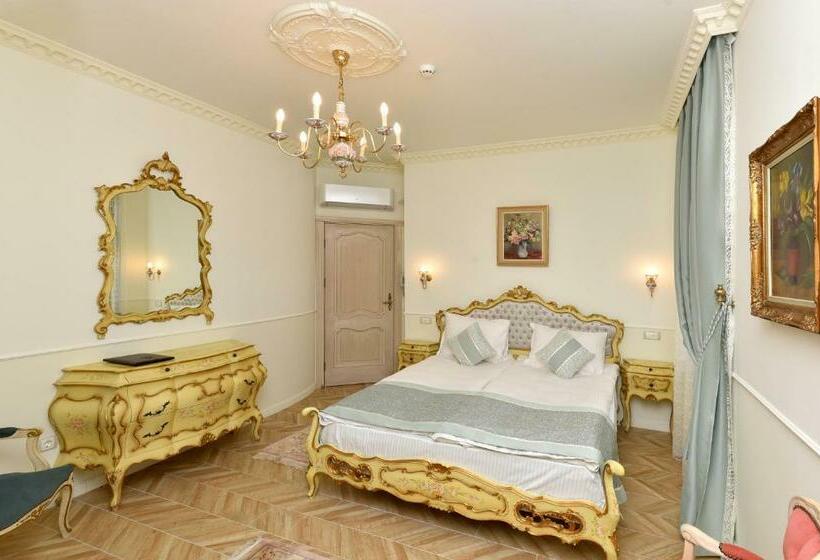 디럭스 룸, Royal