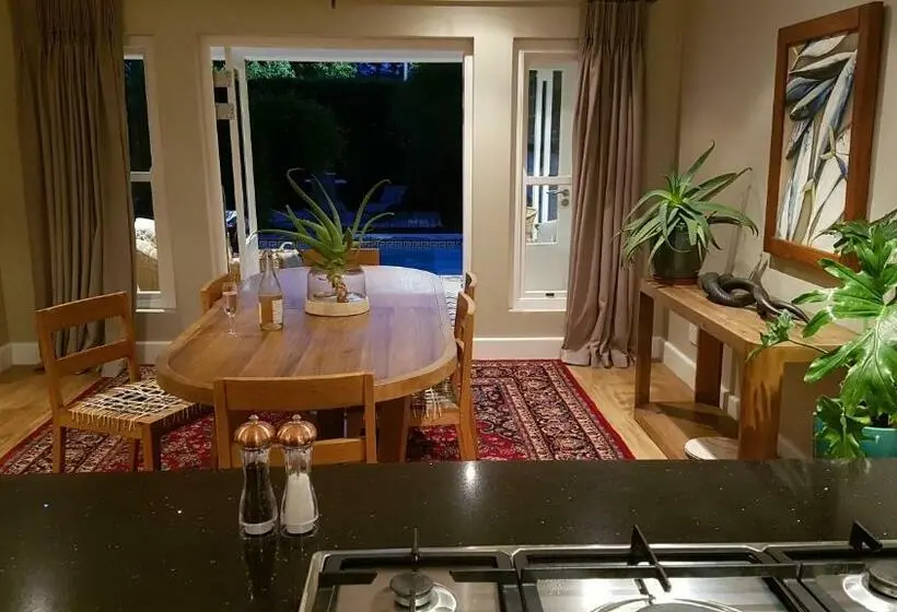 Talo 1 Makuuhuone, Franschhoek Village House