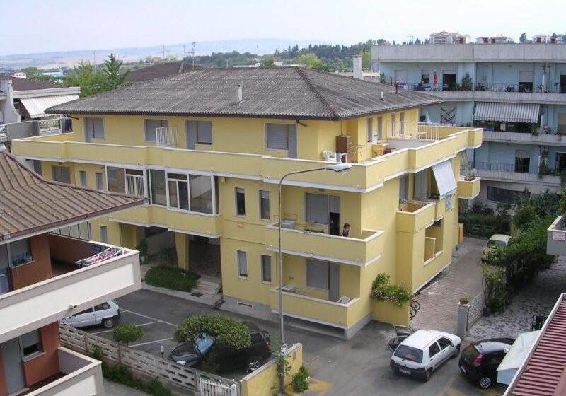 חדר אקונומי לשלושה, Casa Gialla