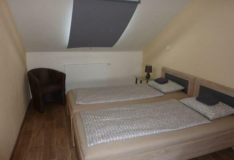 庭の見えるスタンダードトリプルルーム, Penzion čech