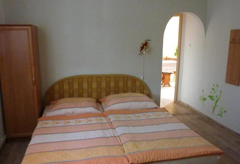 庭の見えるスタンダードトリプルルーム, Penzion čech