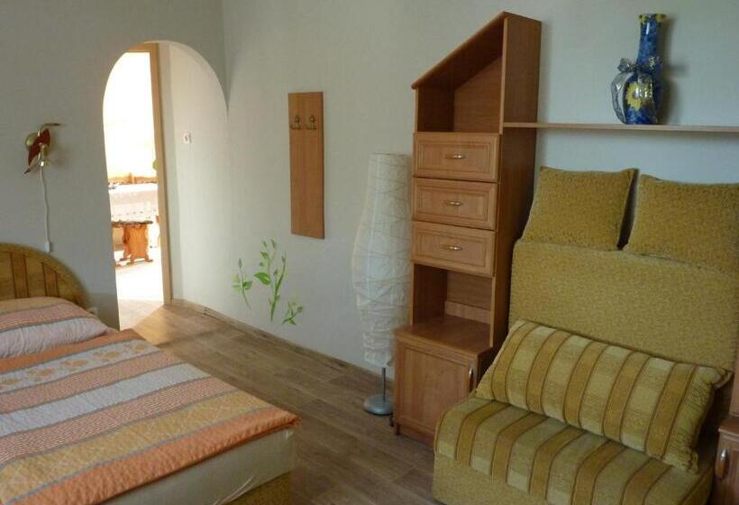 庭の見えるスタンダードトリプルルーム, Penzion čech