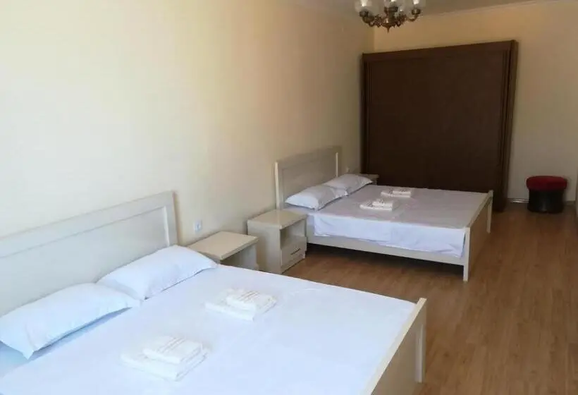اتاق استاندارد چهار تخته, West House