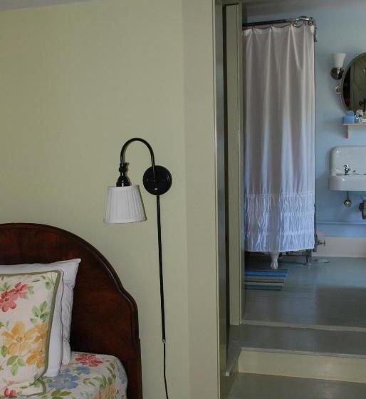 جناح عائلي, Follansbee Inn