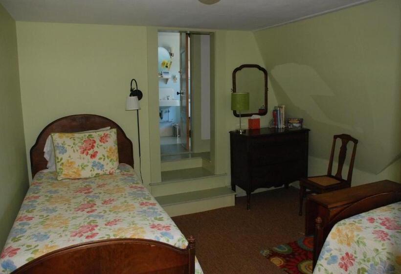 جناح عائلي, Follansbee Inn