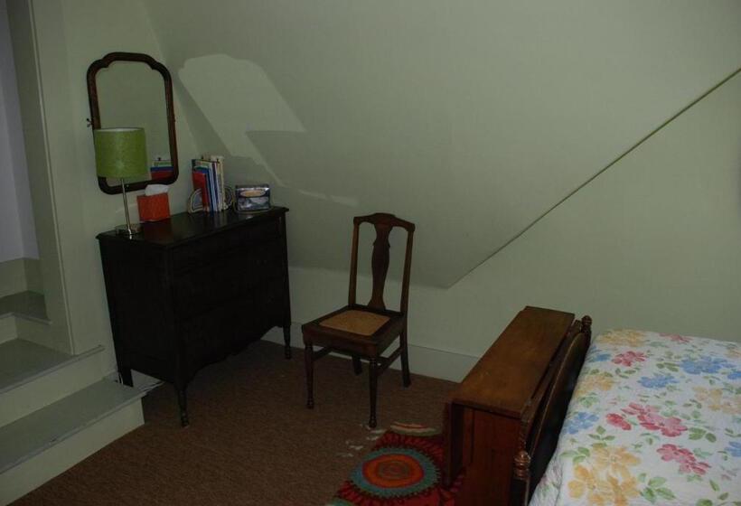 جناح عائلي, Follansbee Inn