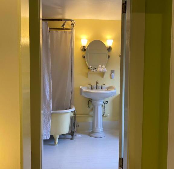 جناح عائلي, Follansbee Inn