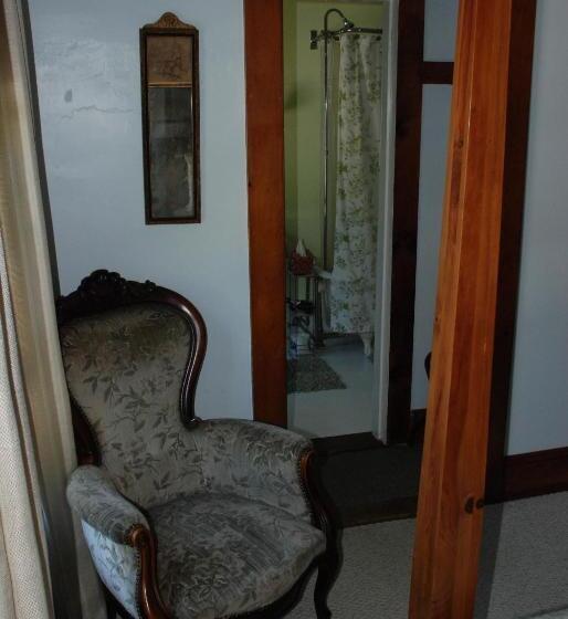 غرفة قياسية, Follansbee Inn