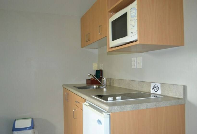 套房, Courtesy Court Motel