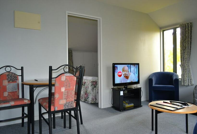 套房, Courtesy Court Motel