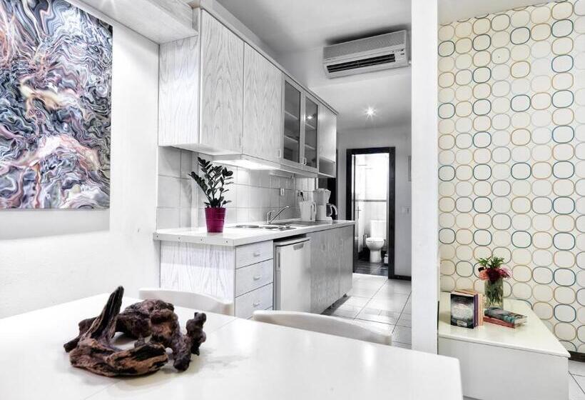 高级工作室, Elia Apartments