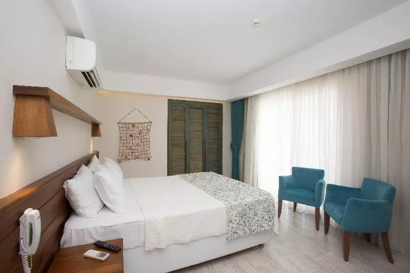 اتاق استاندارد سه نفره, Dedeminn Marina