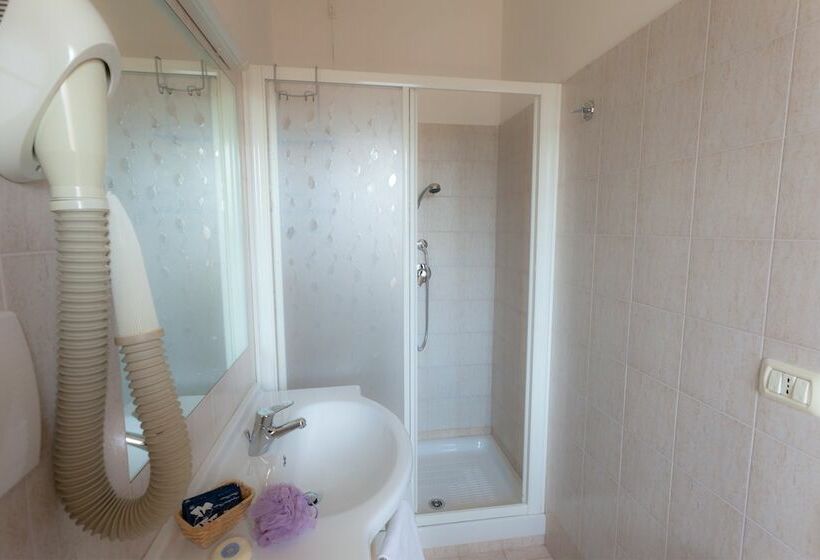 Standard Room, Maria