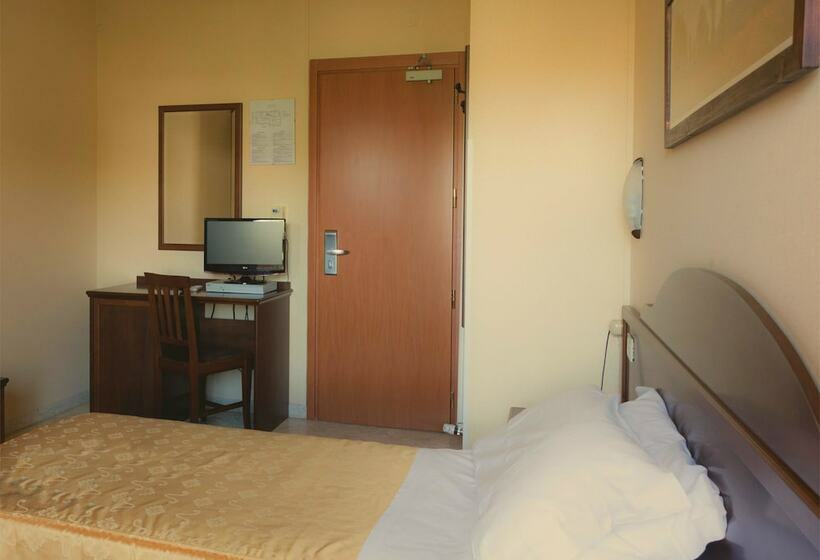 Standard Single Room, Maria