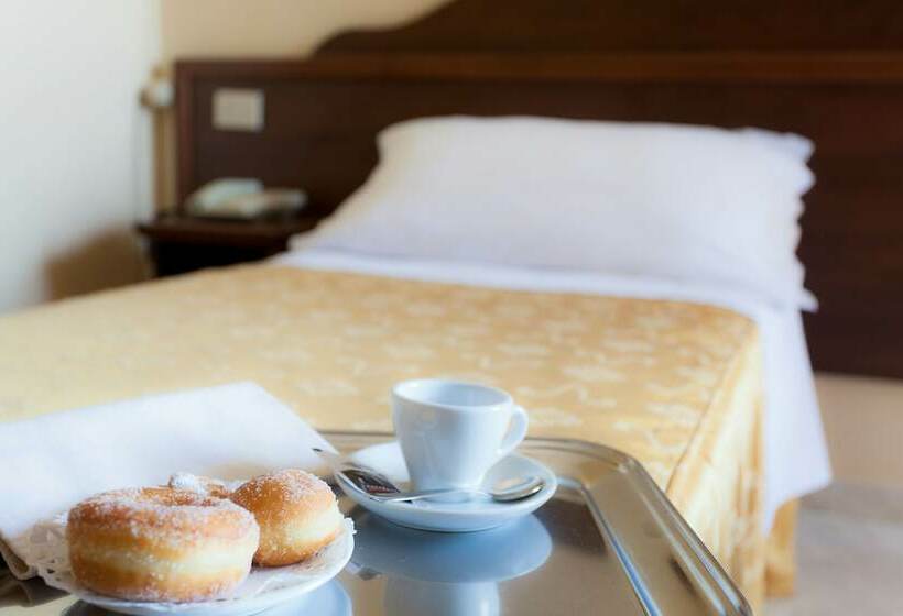 Standard Single Room, Maria