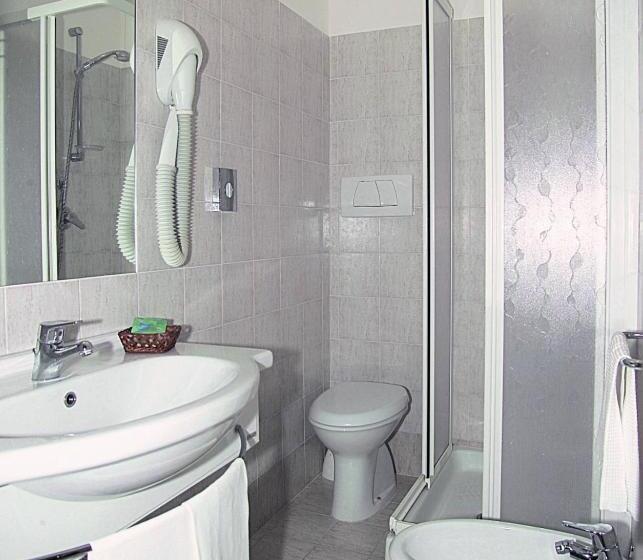 Standard Single Room, Maria