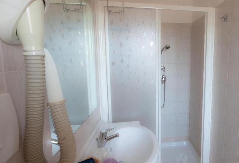 Standard Room, Maria