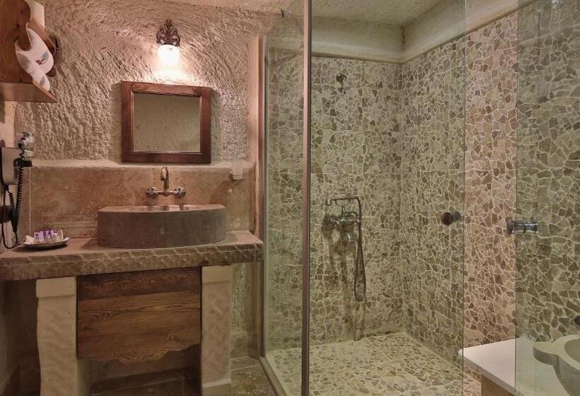سوییت سوپریور, Phocas Cave Suites