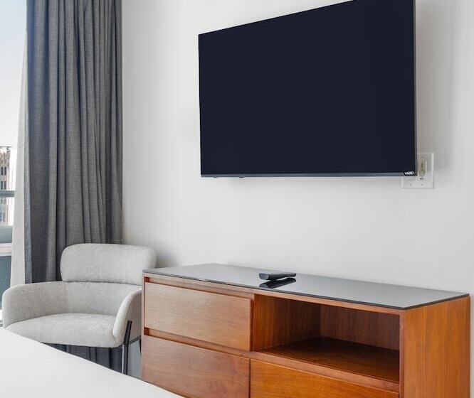 جناح, Level Los Angeles   Downtown South Olive