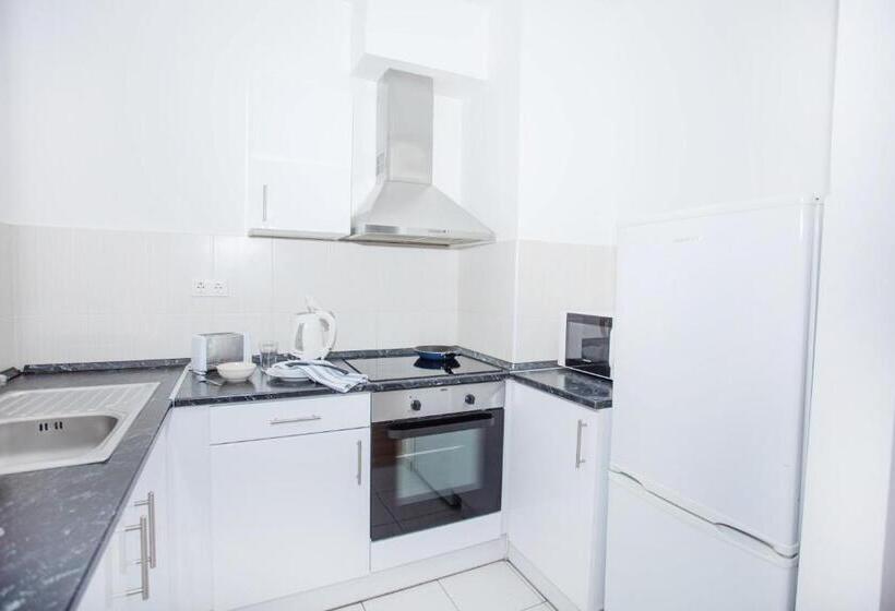 דירת שלושה חדרים, Maple Tree Budget Apartments