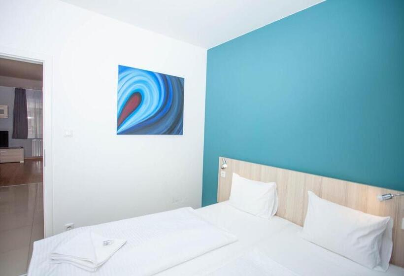 דירת שלושה חדרים, Maple Tree Budget Apartments