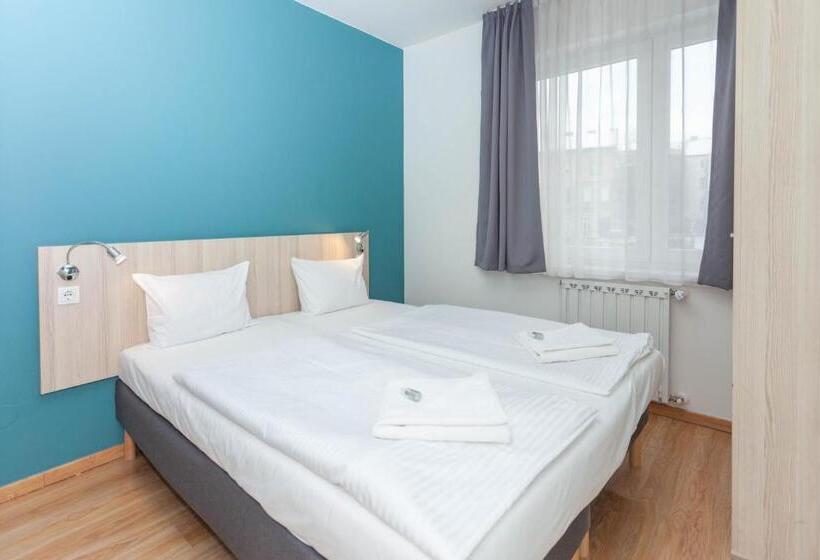 דירת שלושה חדרים, Maple Tree Budget Apartments