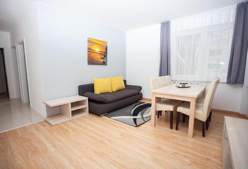 דירת שלושה חדרים, Maple Tree Budget Apartments