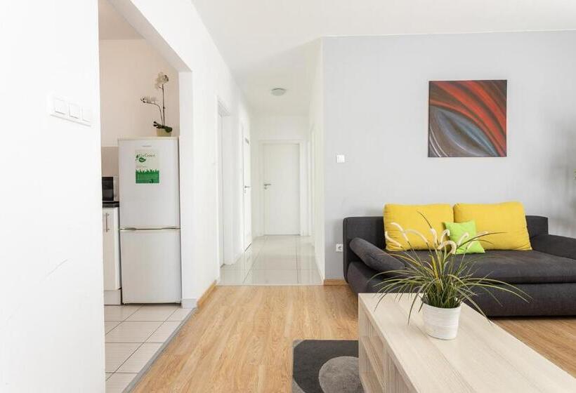 Апартаменты Deluxe 3 Спальни, Maple Tree Budget Apartments