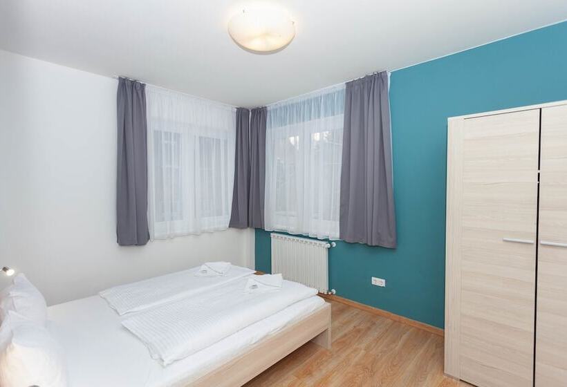 דירת שלושה חדרים, Maple Tree Budget Apartments