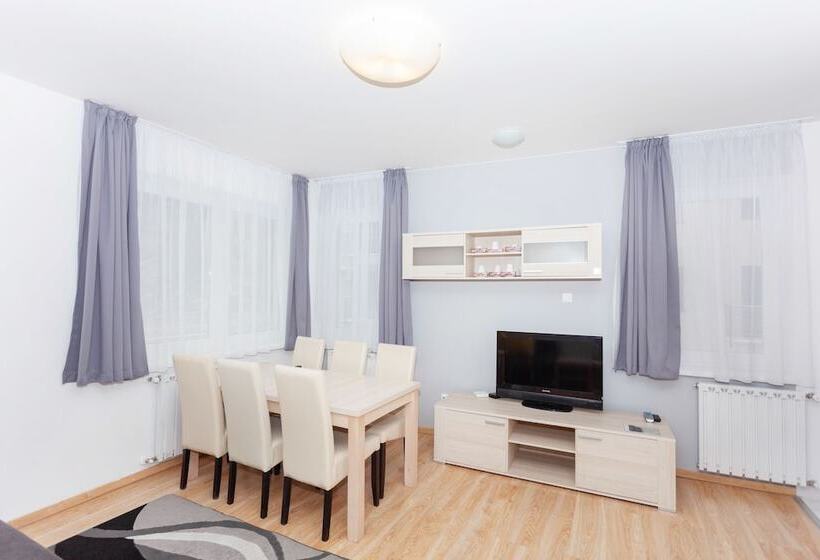 דירת שלושה חדרים, Maple Tree Budget Apartments