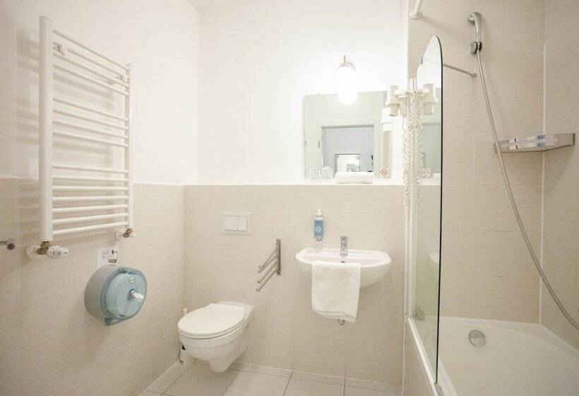 דירת שלושה חדרים, Maple Tree Budget Apartments