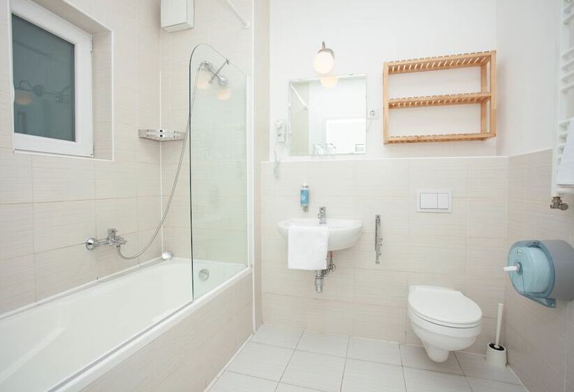Апартаменты Deluxe 1 Спальня, Maple Tree Budget Apartments